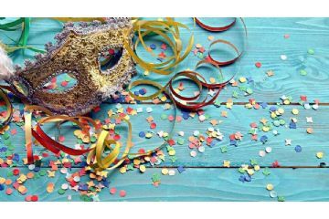 Maschere di carnevale, coriandoli e stelle filanti