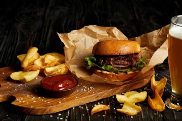 Hamburger, patatine e birra